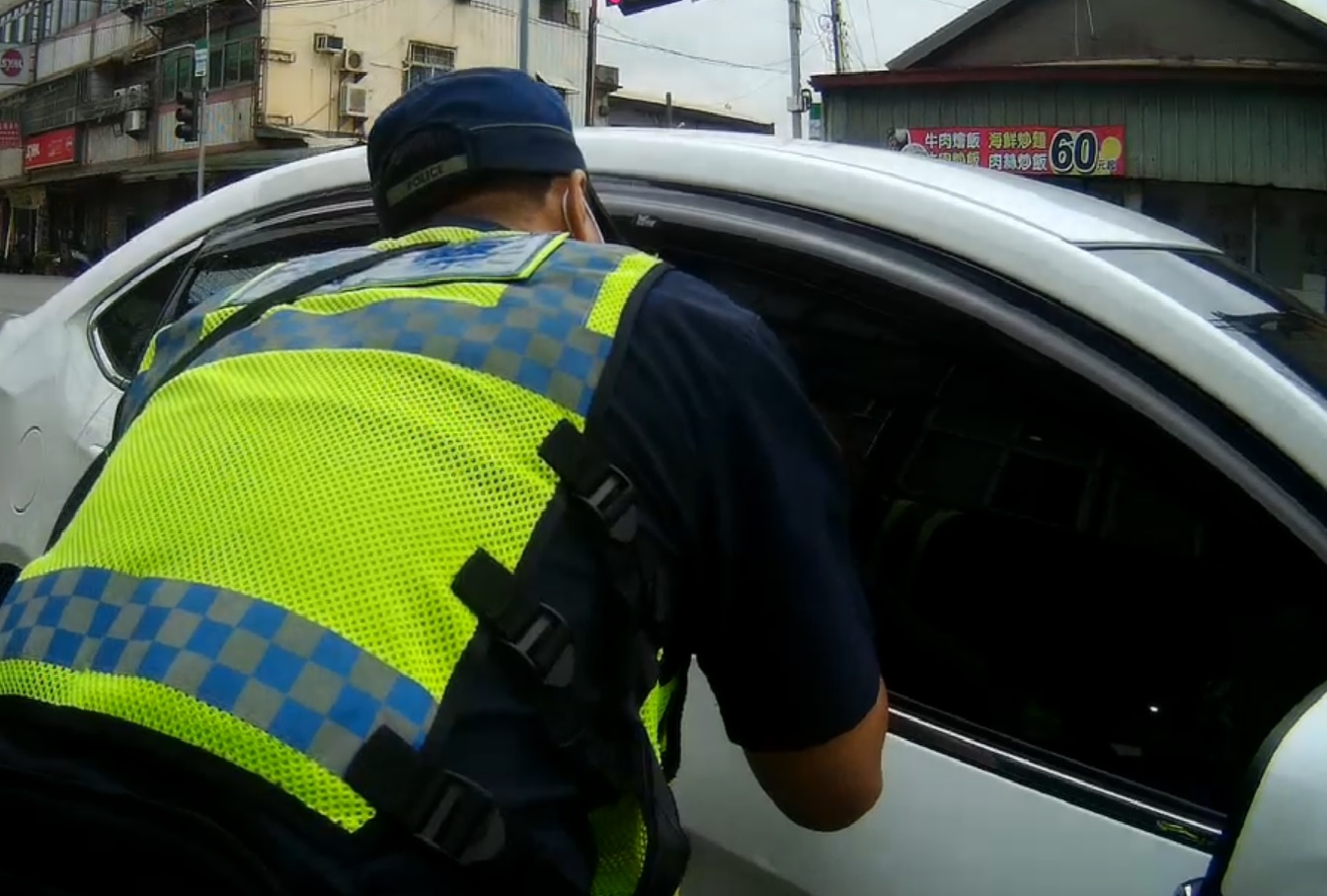 ▲車內駕駛趴在方向盤上,警員敲打車窗呼喊皆無反應 (圖/台中大甲分局 提供)