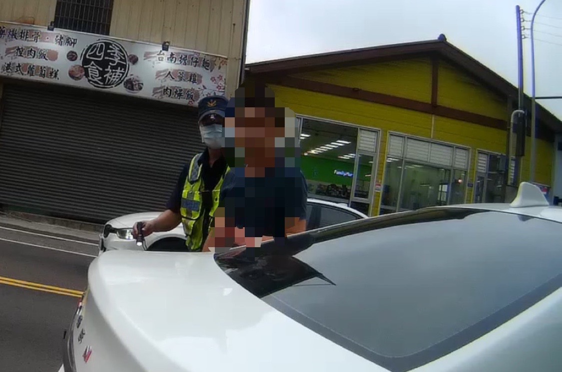▲鍾姓男子帶著濃厚酒氣下車,原來是喝太茫了!! (圖/台中大甲分局 提供)