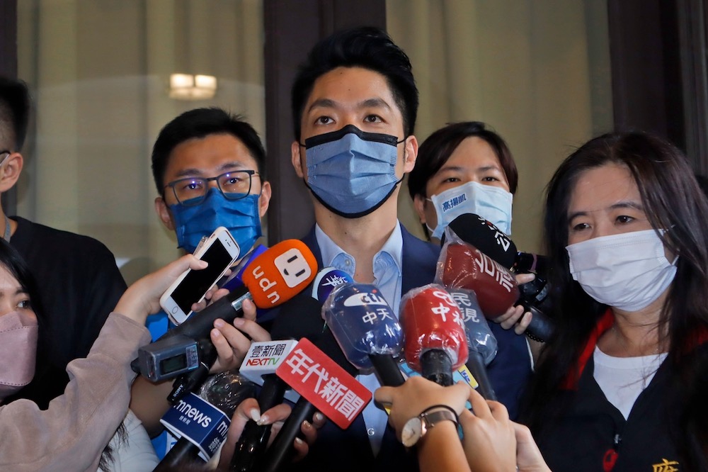 【雙城論壇戰火3-3】論壇辦不辦?蔣萬安提共機不擾台 國民黨內解讀不同 37 台北市長參選人蔣萬安日前針對雙城論壇舉辦問題,表示共機不擾台是舉辦的前提條件。他之後補充,會在平等尊嚴下,創造一切有利因素。