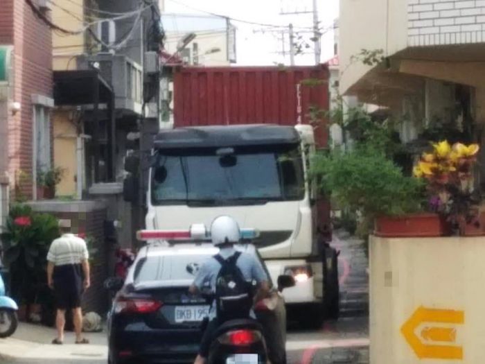 聯結車依導航路線行駛卡小巷 苗警到場救援