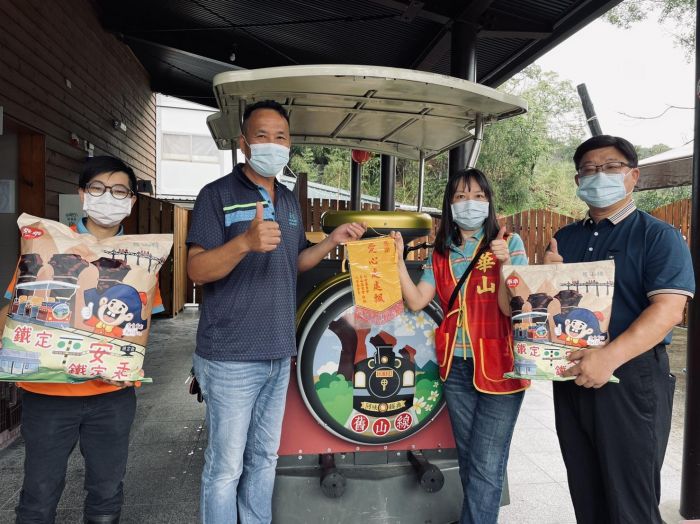 舊山線鐵道自行車業者 送愛華山盼孤老「鐵定平安鐵定乖」