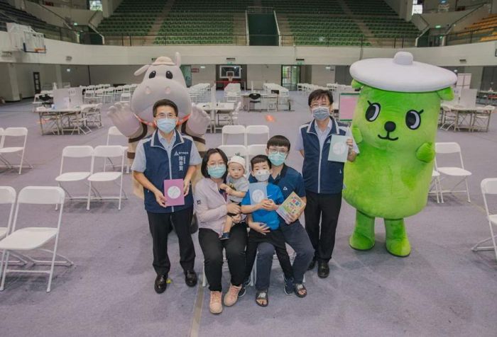 竹市嬰幼兒莫德納疫苗今起預約 7/22日開打 「河馬樂樂」現身陪打針