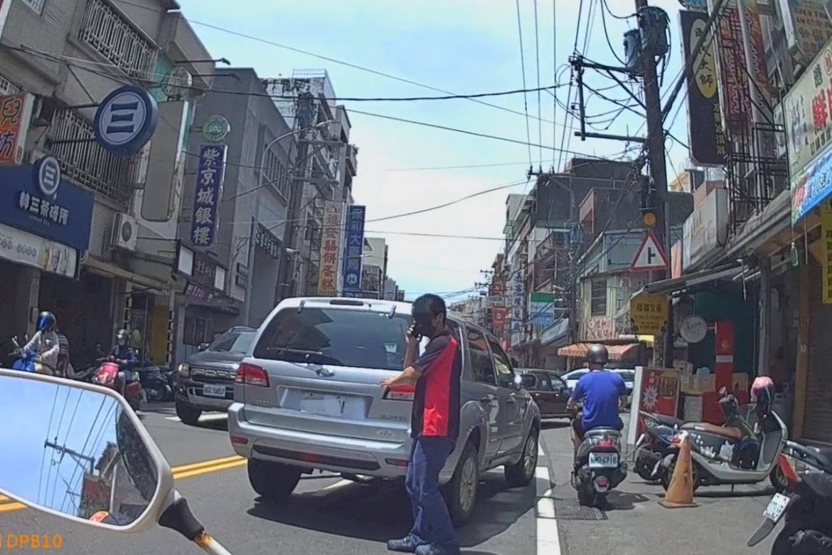 買午餐遇車拋錨被狂按喇叭 大園警頂烈日推車恢復交通順暢 17 159235 scaled
