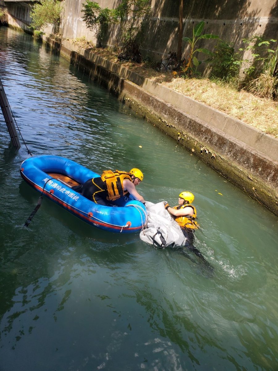 埔心消防水域救援訓練 水面作業型遺體袋讓逝者有尊嚴 20 LINE ALBUM 111 2.7.19水域救援演練暨裝備清潔維護保養 220719 scaled