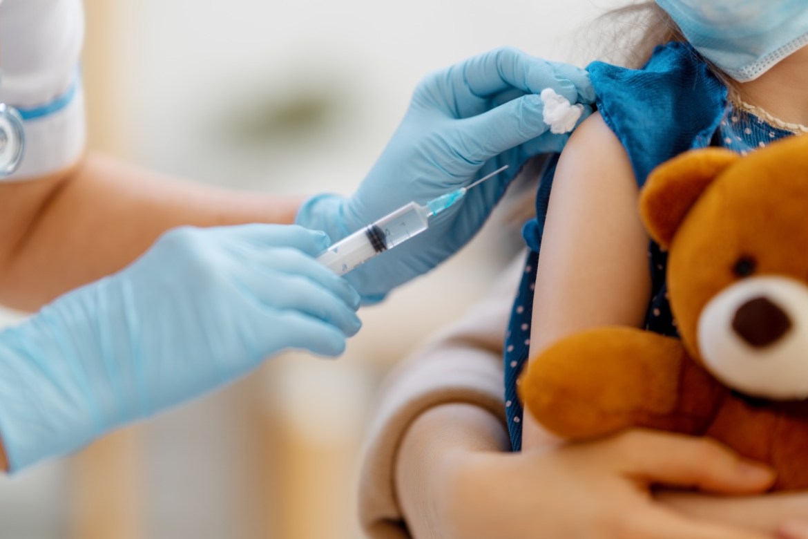 嬰幼兒莫德納疫苗7/21開打 建議接種2劑間隔4至8週 17 doctor vaccinating child hospital