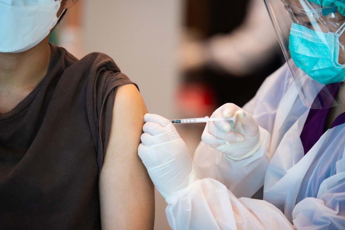 BA.5變異株入侵社區 7/22起開放50歲以上打第4劑 18 doctor is vaccinating against covid 19 people build group immune system 1