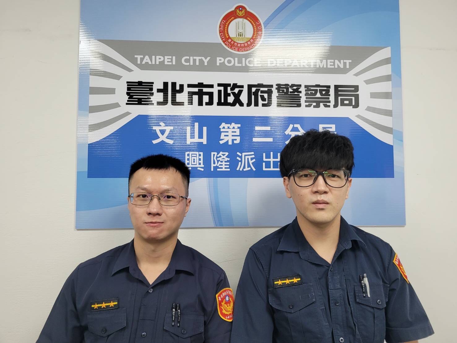圖片說明:興隆所警員林冠廷(左)、張育維(右)成功阻詐。(記者趙靜姸翻攝)