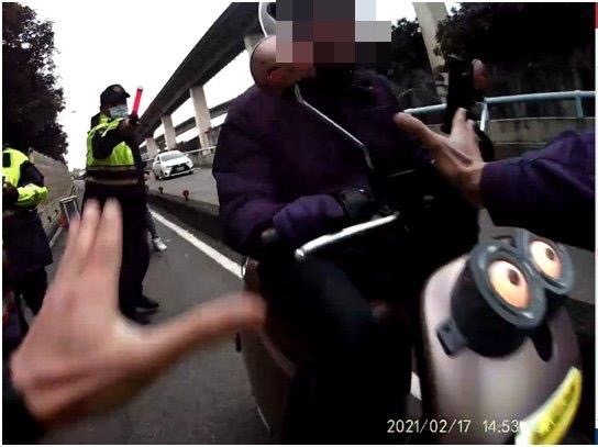 圖片說明 : 洪男假意配合,竟猛然加速逃逸,導致員警右手手腕扭挫傷。(記者宋紹誠翻攝)