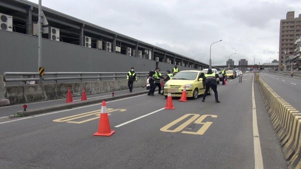 圖片說明 : 彭姓男子駕駛自小客車,因遭員警以酒精檢知器察覺有酒後駕車可能,心虛衝撞路檢點後逃逸,經員警查緝,以妨害公務罪嫌函送。(記者宋紹誠翻攝)