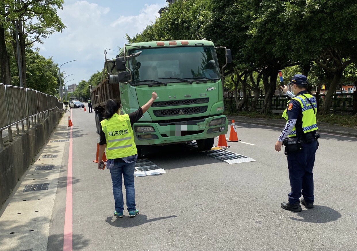 圖片說明:中和警祭出活動地磅強力取締違規大型車。(記者徐煜勝翻攝)