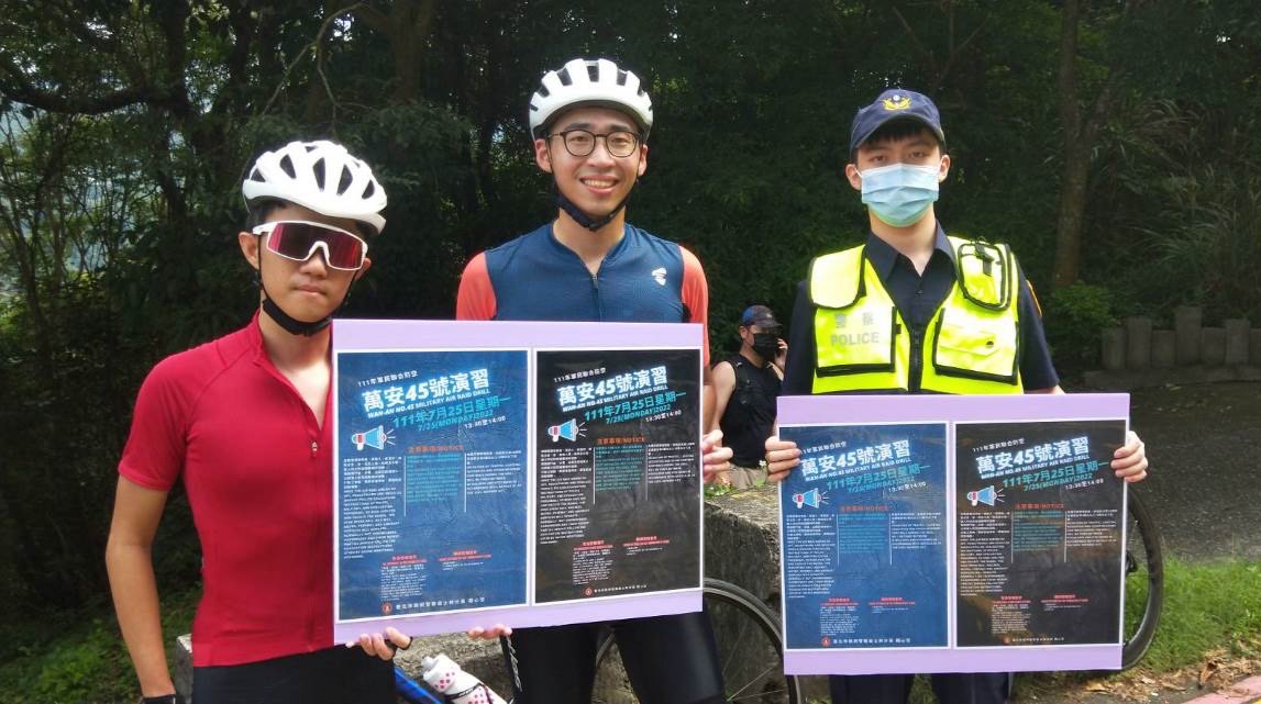 圖片說明:士林分局向士林區居民宣導萬安演習。(記者林艷林翻攝)