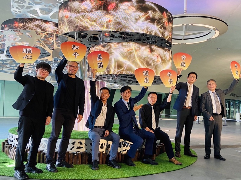 漾新聞|臺灣最大小間距Mini-LED曲面顯示器以科技力打造祈福許願樹在衛武營