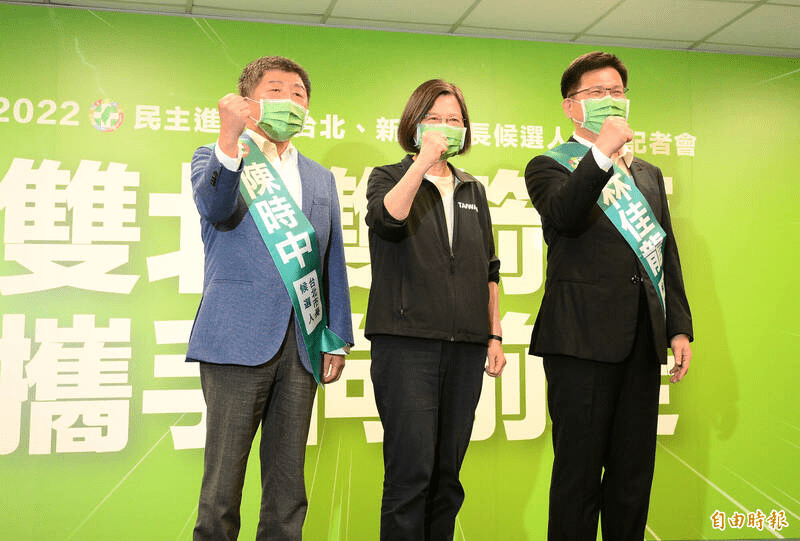 民進黨今正式徵召衛福部長陳時中（左）參選台北市長、前交通部長林佳龍（右）參選新北市長，2人也在記者會上首度合體亮相。（圖／自由時報）