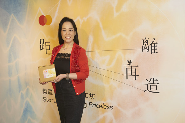 Mastercard香港及澳門總經理陳一芳在該公司於2021年舉辦的環保升級再造工作坊上,利用由辦公室用品改造的紮染布料創作捕夢網,為舊布料賦予新生命。是次活動的所有收益已撥捐予Priceless Planet Coalition。 Mastercard香港及澳門總經理陳一芳在該公司於2021年舉辦的環保升級再造工作坊上,利用由辦公室用品改造的紮染布料創作捕夢網,為舊布料賦予新生命。是次活動的所有收益已撥捐予Priceless Planet Coalition。