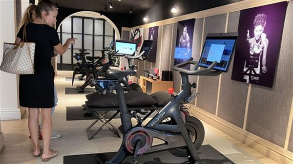 美國健身器材廠商Peloton為節省成本，12日宣布停止自製飛輪、跑步機，台灣力山工業將成為主要代工廠商。圖為紐約民眾參觀Peloton門市。（圖／中央社）