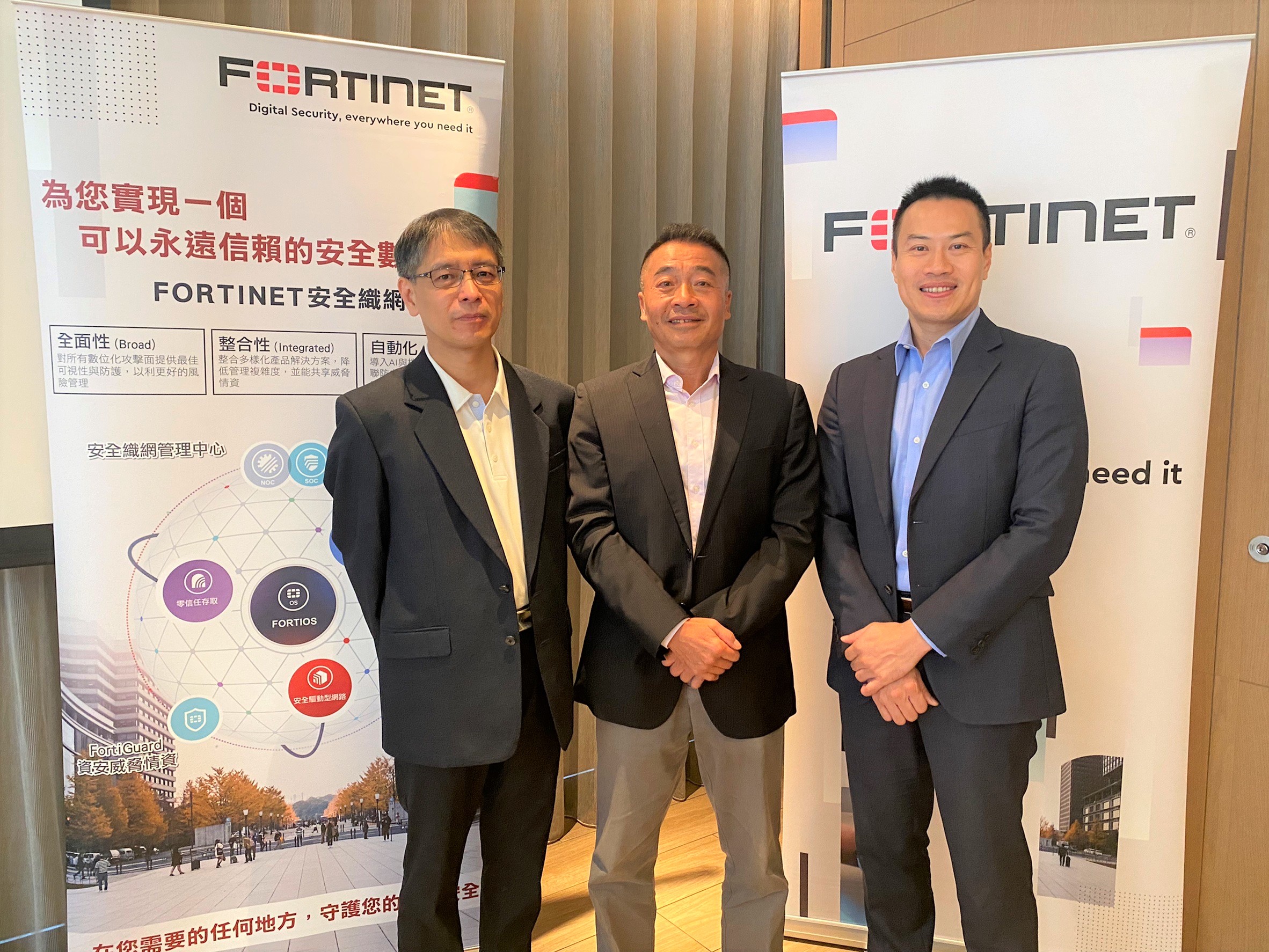 【新聞照片1】Fortinet 發布《2022 OT與網路安全現況調查報告》,左起Fortinet 北亞區技術總監 劉乙、Fortinet 北亞區總經理 陳鴻翔、Fortinet 台灣區總經理 吳章銘