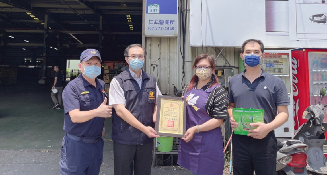 警民合作共同打詐 表彰機警阻詐民眾 仁武警分局長親贈感謝狀及茶葉