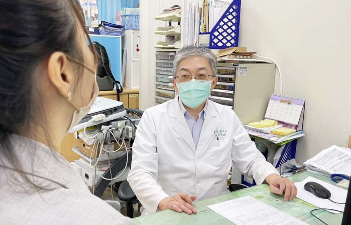 蔡文彬醫師提醒，民眾若有脊椎疼痛、僵硬，或是僵直性脊椎炎家族病史，應及早尋求過敏免疫風濕科醫師檢查診斷。（照片提供：蔡文彬醫師）