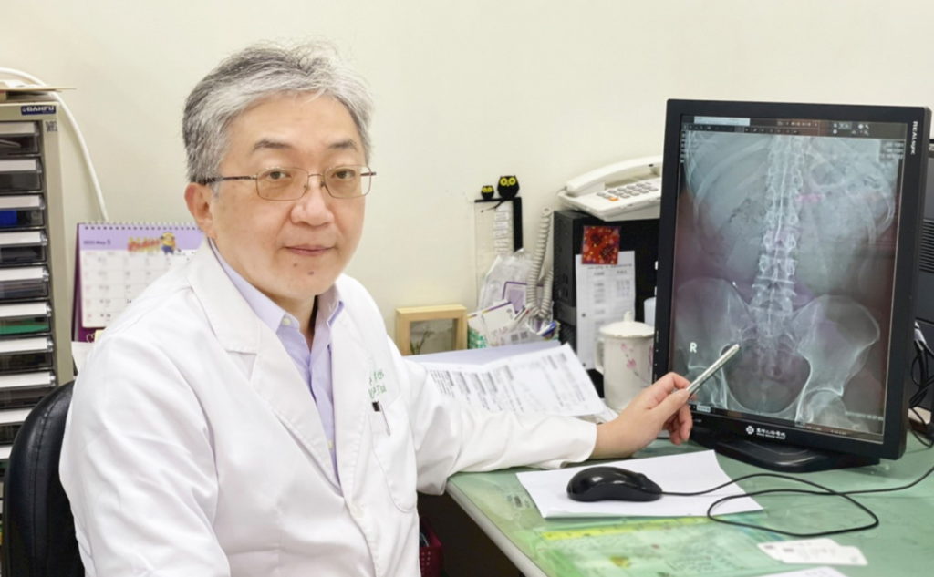 蔡文彬醫師提醒,僵直性脊椎炎患者可以跟醫生充分溝通,選擇適合的治療方式,提高生活品質。(照片提供:蔡文彬醫師)