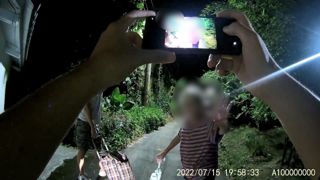 警方成功送老嫗返家,其神色喜悅向警方致意