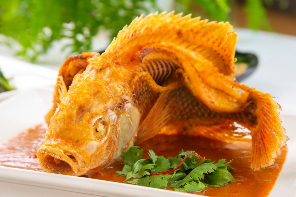 主打菜色娘惹炸尼羅紅,酥炸鮮甜魚肉搭配酸甜清爽娘惹醬,十分美味(圖:珍寶南洋小廚提供)