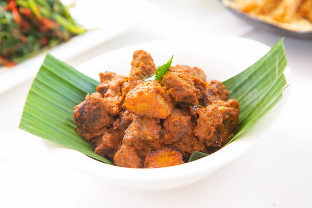 印尼仁當牛肉是印尼國菜,以牛肉、馬鈴薯與多種香料及椰漿一同燉煮,吸收香料滿滿的精華後吃起來軟嫩綿密(圖:珍寶南洋小廚提供)