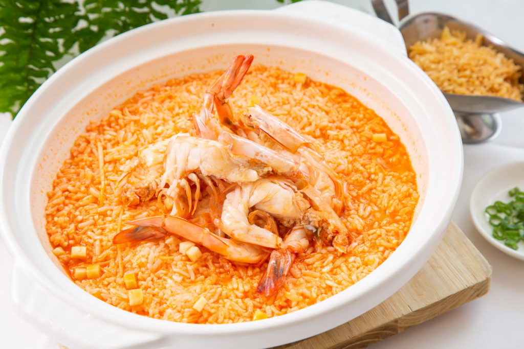 貴妃泡飯以大蝦熬煮的高湯,搭配鮮甜蝦肉與炸米,口感多重滋味佳(圖:珍寶南洋小廚提供)