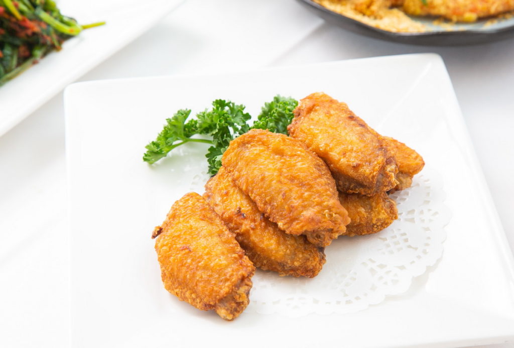 蝦醬雞中翼,經過蝦醬加持的雞肉香氣以及酥脆多汁口感,讓鷄翅成為吮指回味的必點菜色!(圖:珍寶南洋小廚提供)