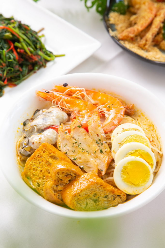 新加坡叻沙,香濃椰奶以及多種香料的結合,配上多種配料,讓這道眾人皆知的星馬經典料理吃下後也能獲得滿滿的驚豔以及飽足感!(圖:珍寶南洋小廚提供)