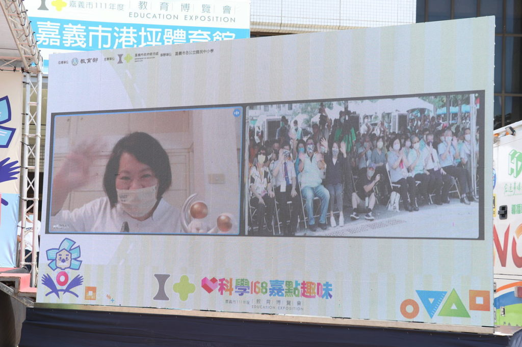 市長視訊和現場來賓打招呼