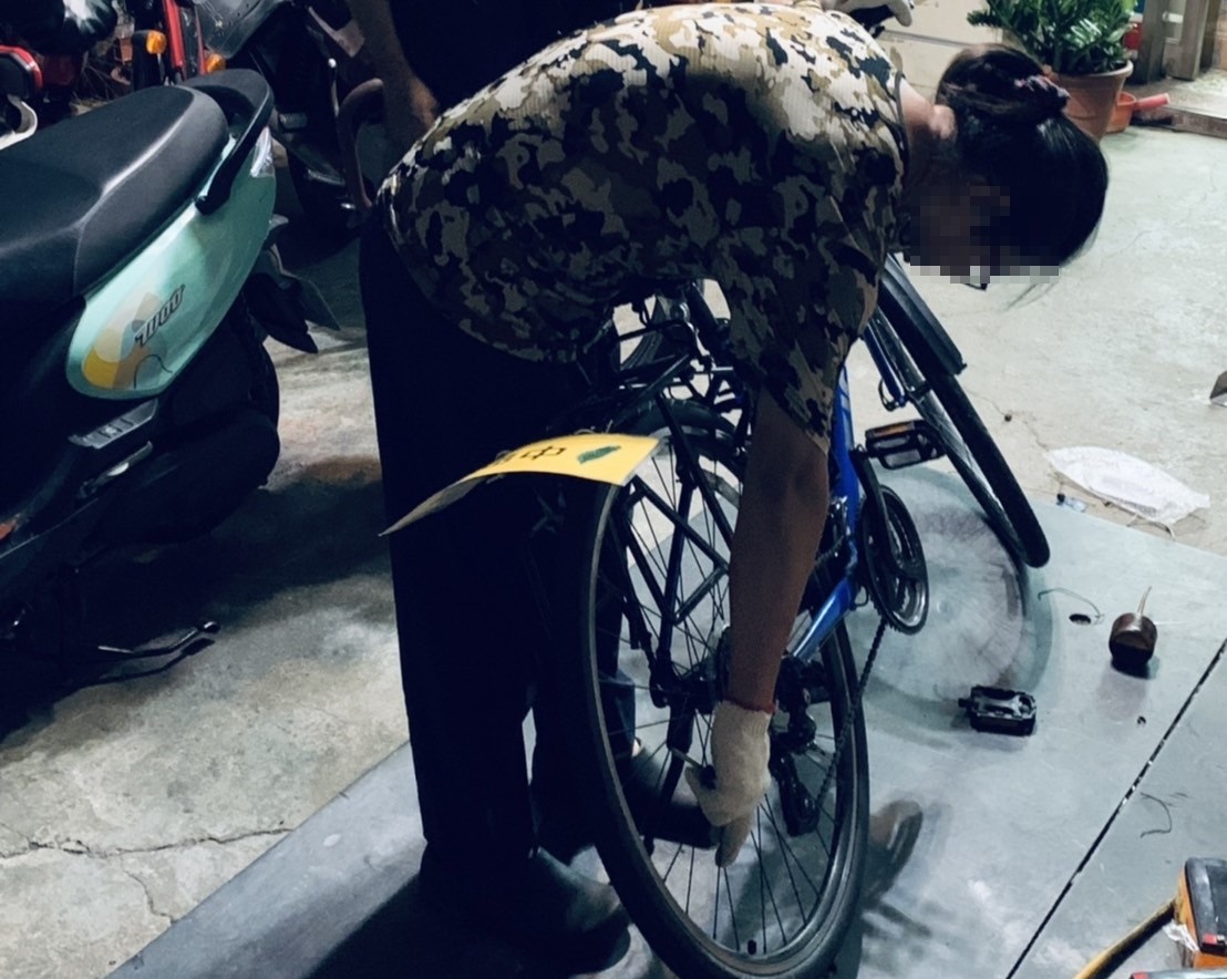 ▲員警幫忙聯繫已打烊的自行車店,修整腳踏車 (圖/台中豐原分局 提供)