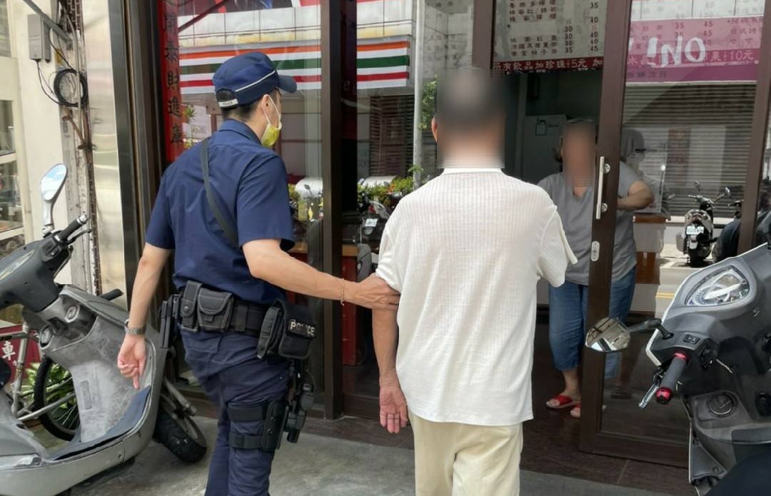 ▲員警以警車載送老翁返家 (圖/台中市警察局 提供)