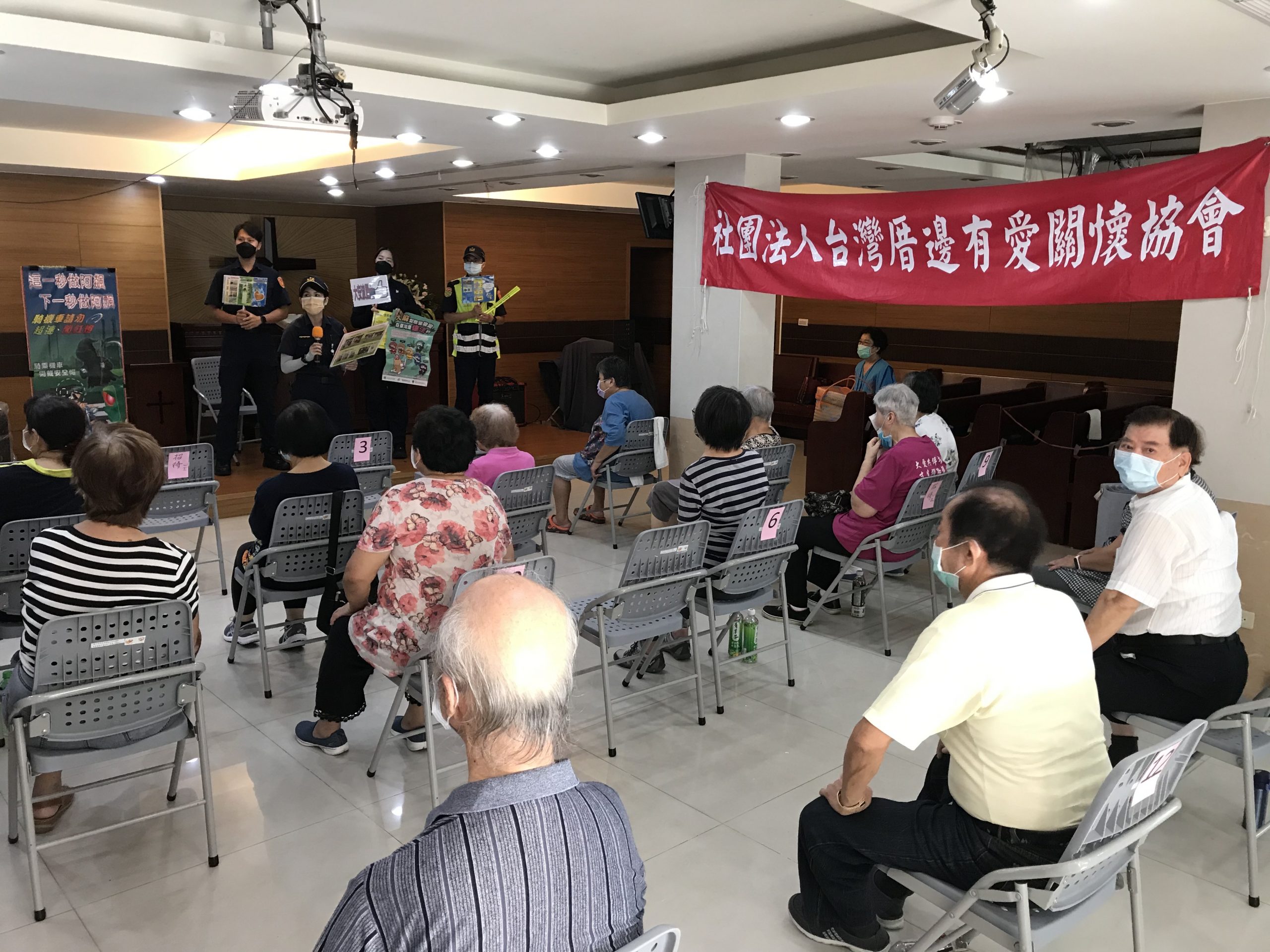 圖：大安波麗士結合台灣厝邊有愛關懷協會辦理交通安全宣導活動。