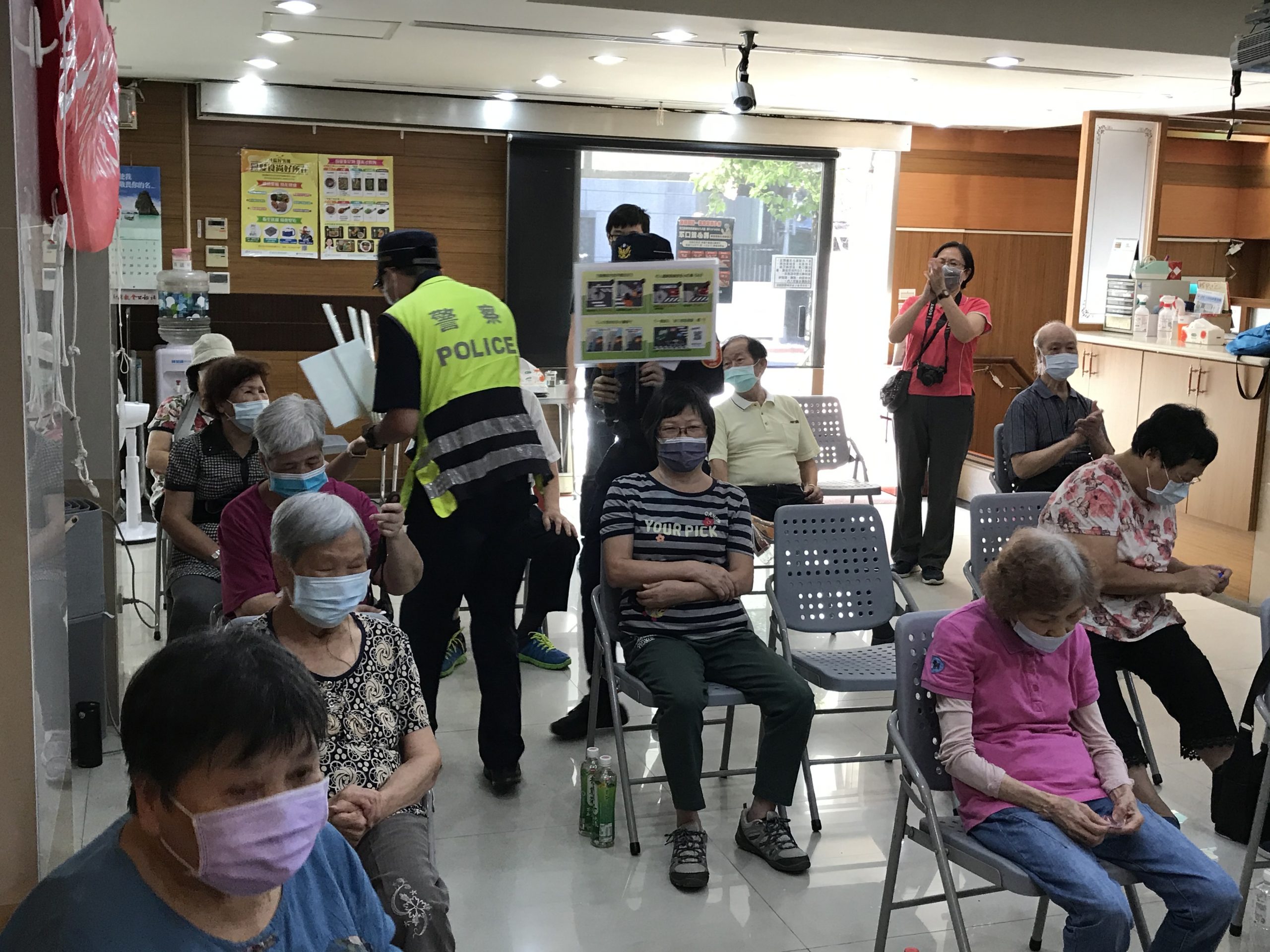 圖：大安波麗士交安宣導，除了汲取交安知識外，亦能獲得精美小禮物。