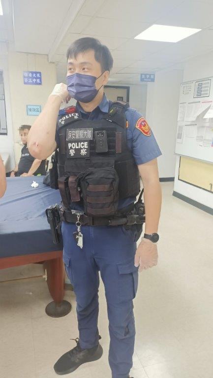 圖:警員陳敬旻右手肘擦挫傷