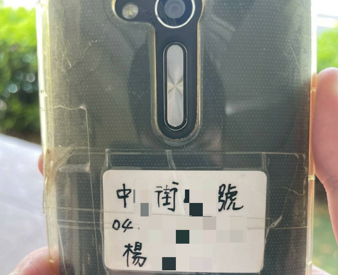 ▲警員發現老翁手機上貼有名字及家裡電話與地址 (圖/台中市警察局 提供)