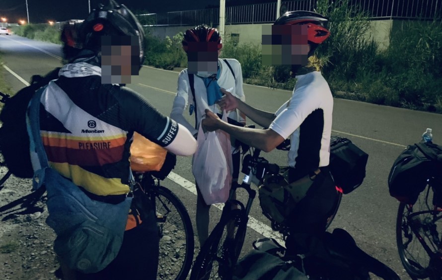 ▲員警準備礦泉水及香蕉給六位男大生補充體力 (圖/台中豐原分局 提供)