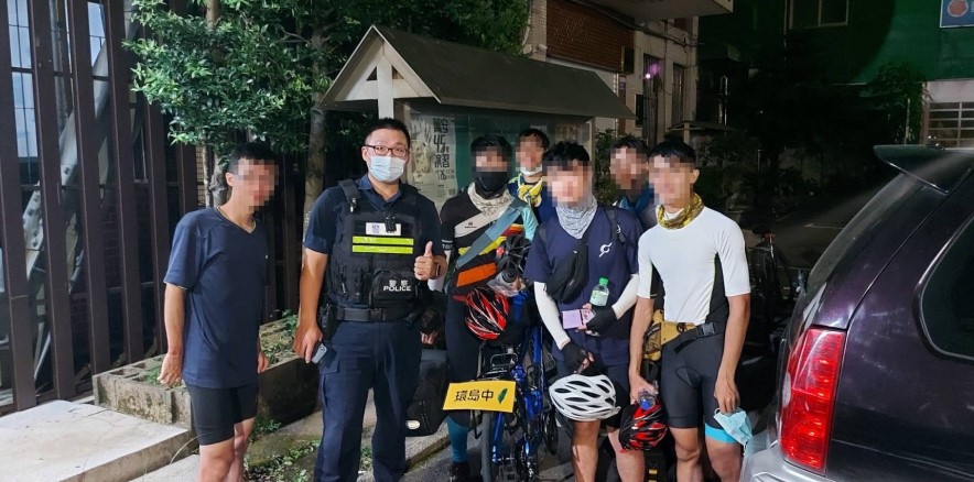 ▲六名台大生在神岡分駐所稍作休息、整裝待發 (圖/台中豐原分局 提供)