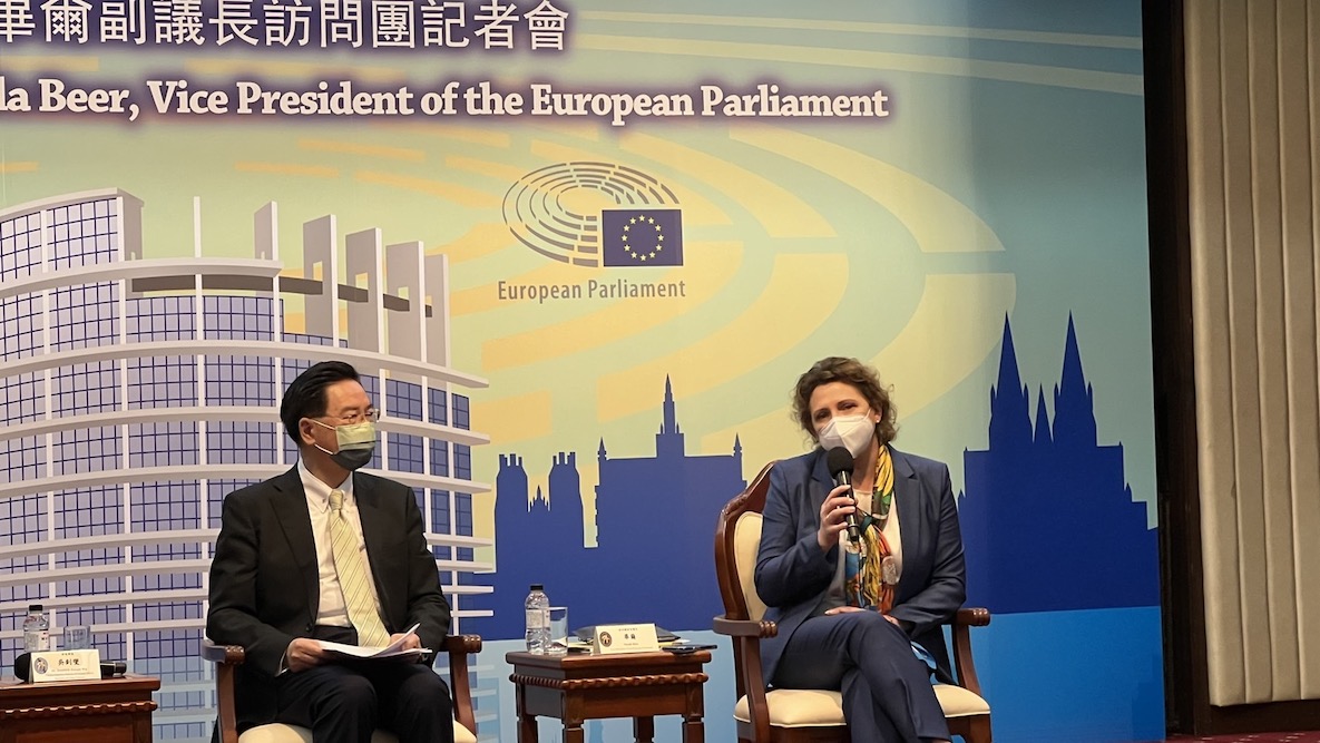 不甩中國施壓 歐洲議會副議長稱跟台灣對話必要 慎回洽簽投資協定 32 歐洲議會副議長畢爾21日下午同台外交部長吳釗燮。面對媒體提問中國方面對訪台多有施壓,畢爾說,跟台灣有對話的必要。至於台灣歐盟洽簽雙邊投資協定,外交議題得一步一步來。