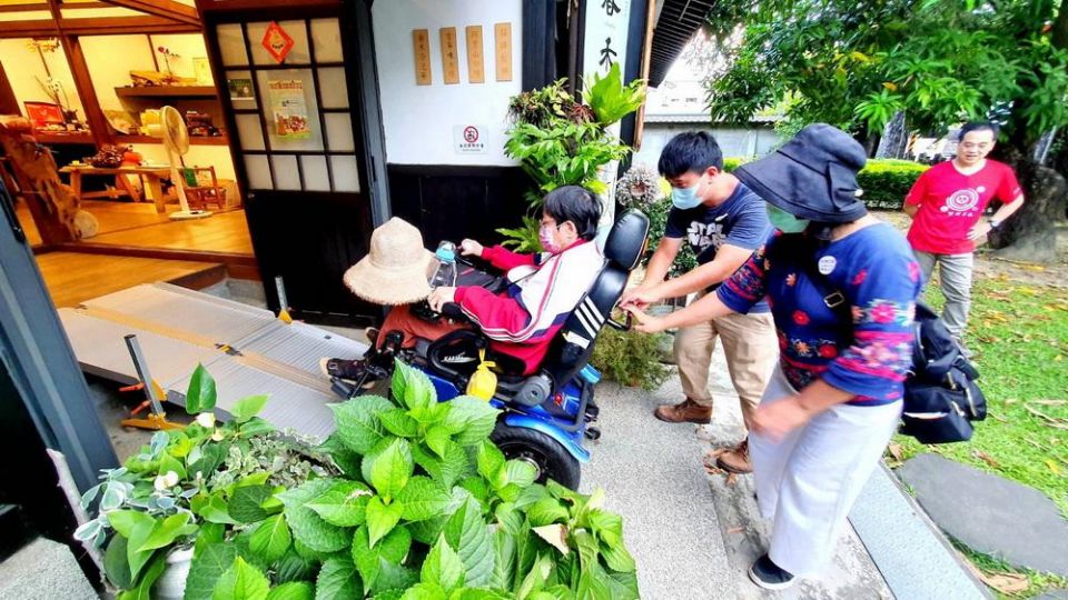 嘉義木都好體驗 輪椅導遊父女深情來嘉遊