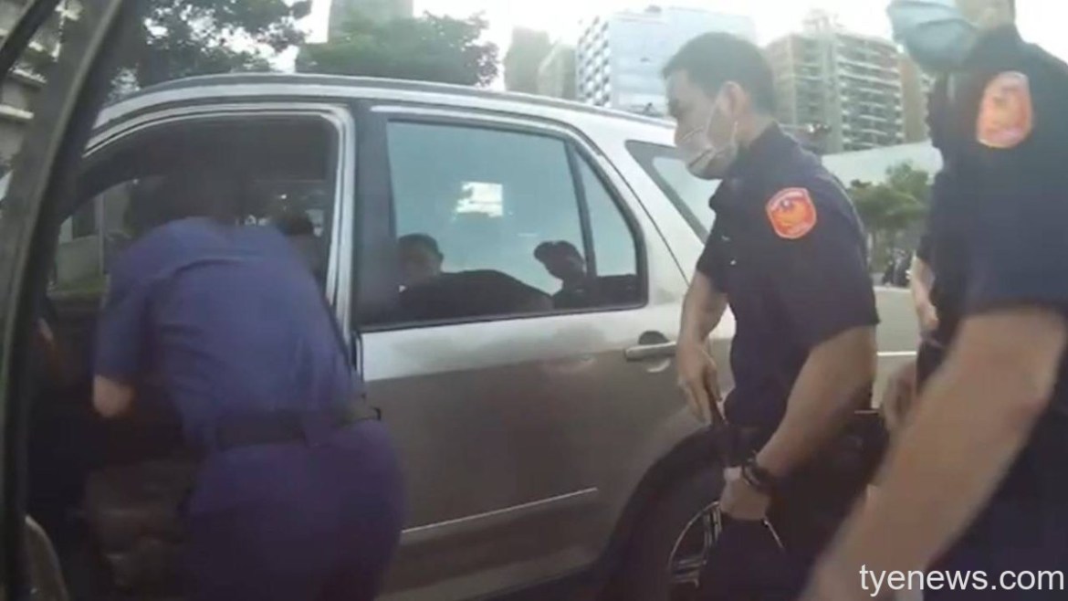 【有片】男子血糖低行車突失控 同安所勇警即時破窗救人 23 S 108896272 scaled