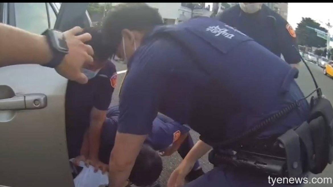 【有片】男子血糖低行車突失控 同安所勇警即時破窗救人 24 S 108896274 scaled