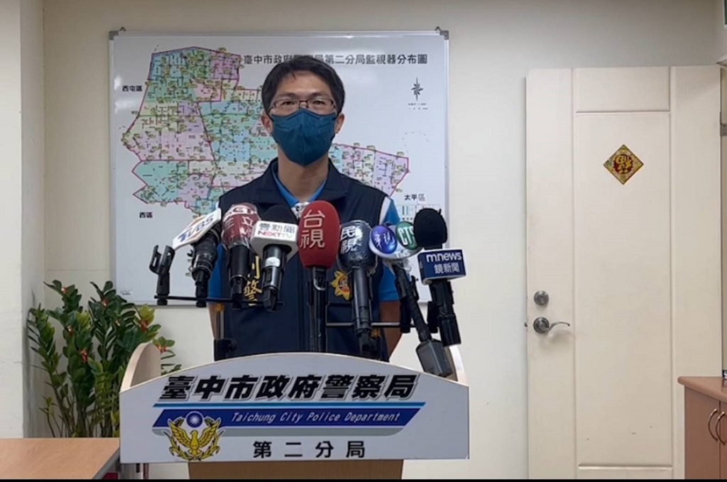 圖片說明：臺中市政府警察局第二分局偵查隊副隊長林育成說明古董拍賣疑遭侵占案。(記者謝榮浤翻攝) 