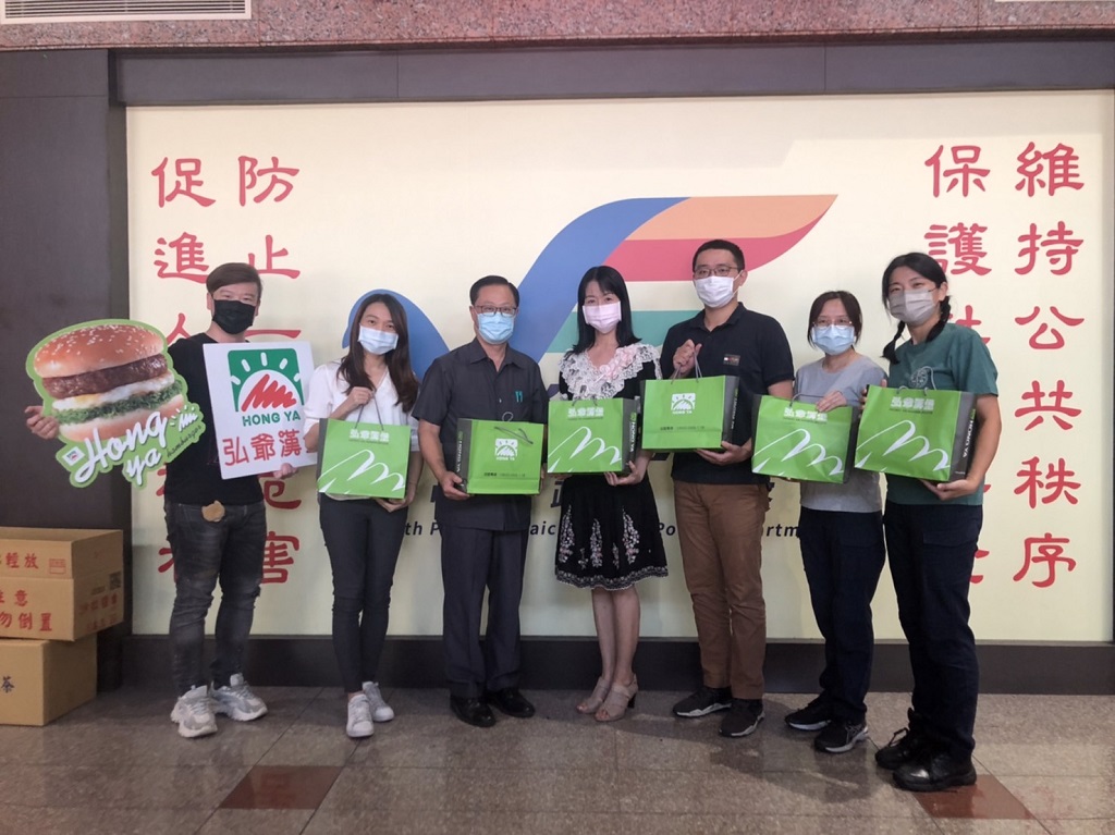 圖片說明:弘爺漢堡行銷企劃部經理陳守盛捐贈禮品給臺中市政府警察局第四分局「青春專案」抽獎活活動禮品後合影。(記者林㤈輝翻攝)