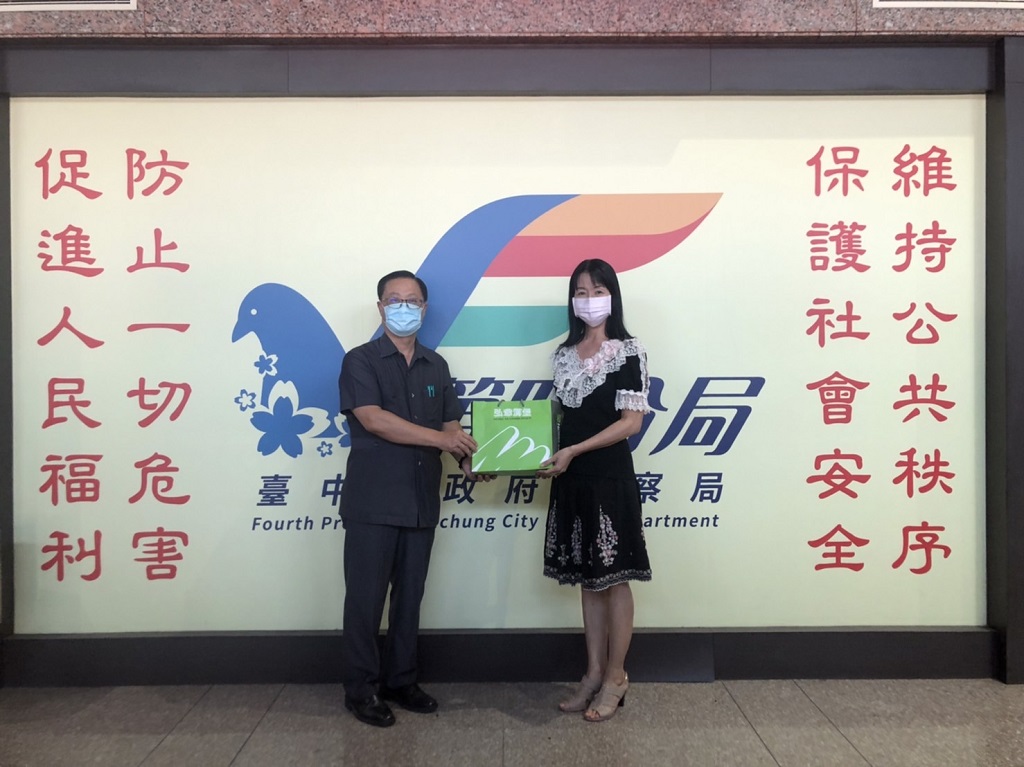 圖片說明:弘爺漢堡行銷企劃部經理陳守盛捐贈「青春專案」抽獎活動禮品,由中警四分局李副分局長代表接受。(記者林㤈輝翻攝)