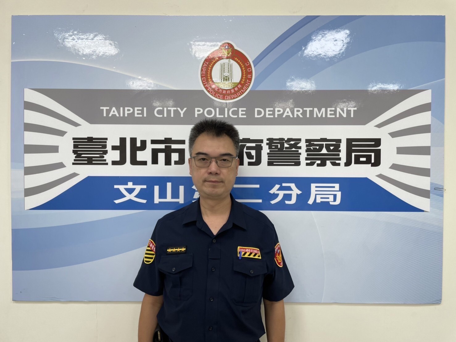圖片說明:交通分隊副分隊長徐震宏說明案情畫面。(記者趙靜姸翻攝)
