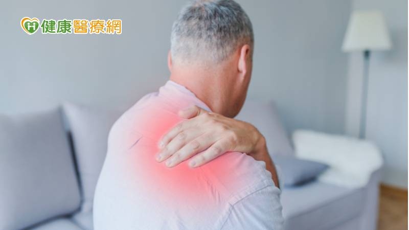 老翁五十肩害「手不舉」 微細動脈栓塞止痛術緩解疼痛