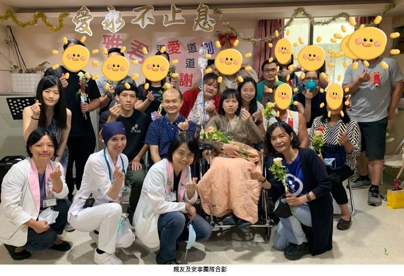 可能是 5 個人、大家站著和室內的圖像