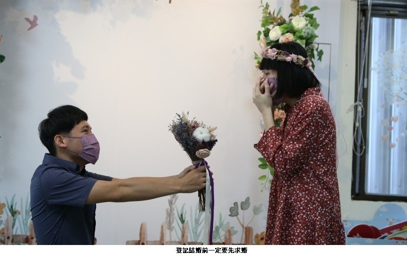 可能是 2 個人、大家站著、玫瑰和室內的圖像
