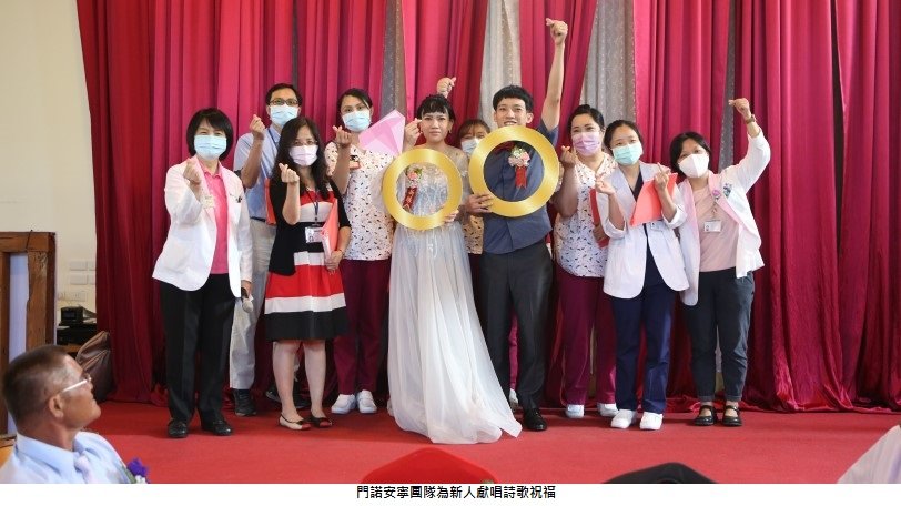 可能是 10 個人、大家站著和室內的圖像